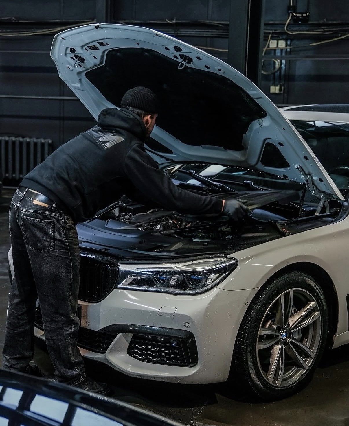 Mehaanik töös BMW kallal Rock Auto töökojas